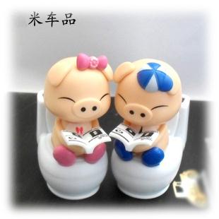 汽车情侣猪太阳能公仔 摇头摆件 小马桶看书 点头娃娃 猪爸猪妈 汽车情侣猪太阳能公仔 摇头摆件 小马桶看书 点头娃娃 猪爸猪妈