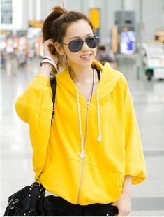 想买件柠檬黄的抓绒卫衣,开衫、短款、修身的