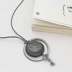  厂家直销年新款韩国明星时尚饰品圆牌钥匙中性项链毛衣链