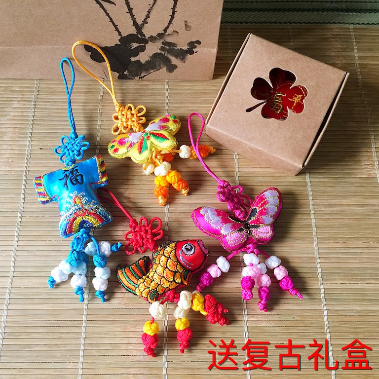 中国风 中国结 刺绣 香包 外事礼品 出国礼品 复古礼品盒免费送在类目 特色手工艺, 地区民间特色手工艺, 中国结中 - 来自Buy2taobao.com提供专业的淘宝代购服务