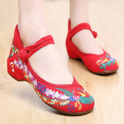 老北京女布鞋民族风绣花鞋，坡跟红色婚鞋妈妈，牛筋广场舞内增高单鞋