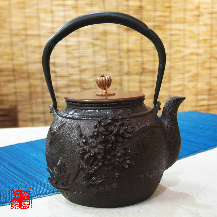 日本進口老鐵壺盛虎堂鑄鐵壺梅蘭爭芳1.1L關西鐵瓶煮水煮茶壺茶具在類目 餐飲具, 茶具, 茶壺中 - 來自Buy2taobao.com提供專業的淘寶代購服務