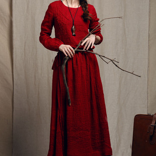 布衣风格衣庄可人原创深红肌理麻纱手工，绣气质抽绳连衣裙絮语
