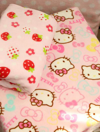 夏季超柔hellokitty小草莓图案法兰绒毯午睡空调毯 盖毯 加大床单在类目 床上用品, 休闲毯/毛毯/绒毯中 - 来自Buy2taobao.com提供专业的淘宝代购服务