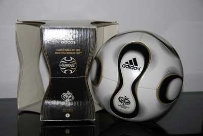标题优化:全新Adidas2006年德国世界杯比赛用球团队之星teamgeist带原盒