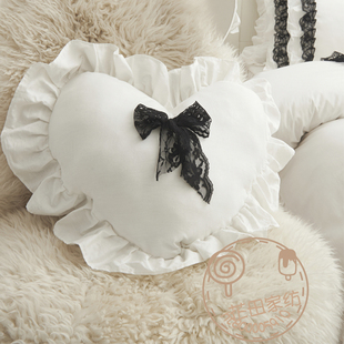 纯白黑色蕾丝爱心糖果抱枕，女生床上靠垫可爱韩式田园礼物含芯