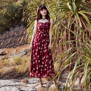 奈良红色连衣裙女夏季雪纺，碎花吊带裙长裙复古法式a字裙子沙滩裙