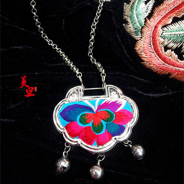 美旦。手工苗银镶老绣片项链[中号长命锁]杨丽萍复古民族风老绣