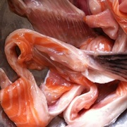 进口鲜冻三文鱼腩肉条，三文鱼边角料碎肉极少鱼刺，超值海鲜水产品