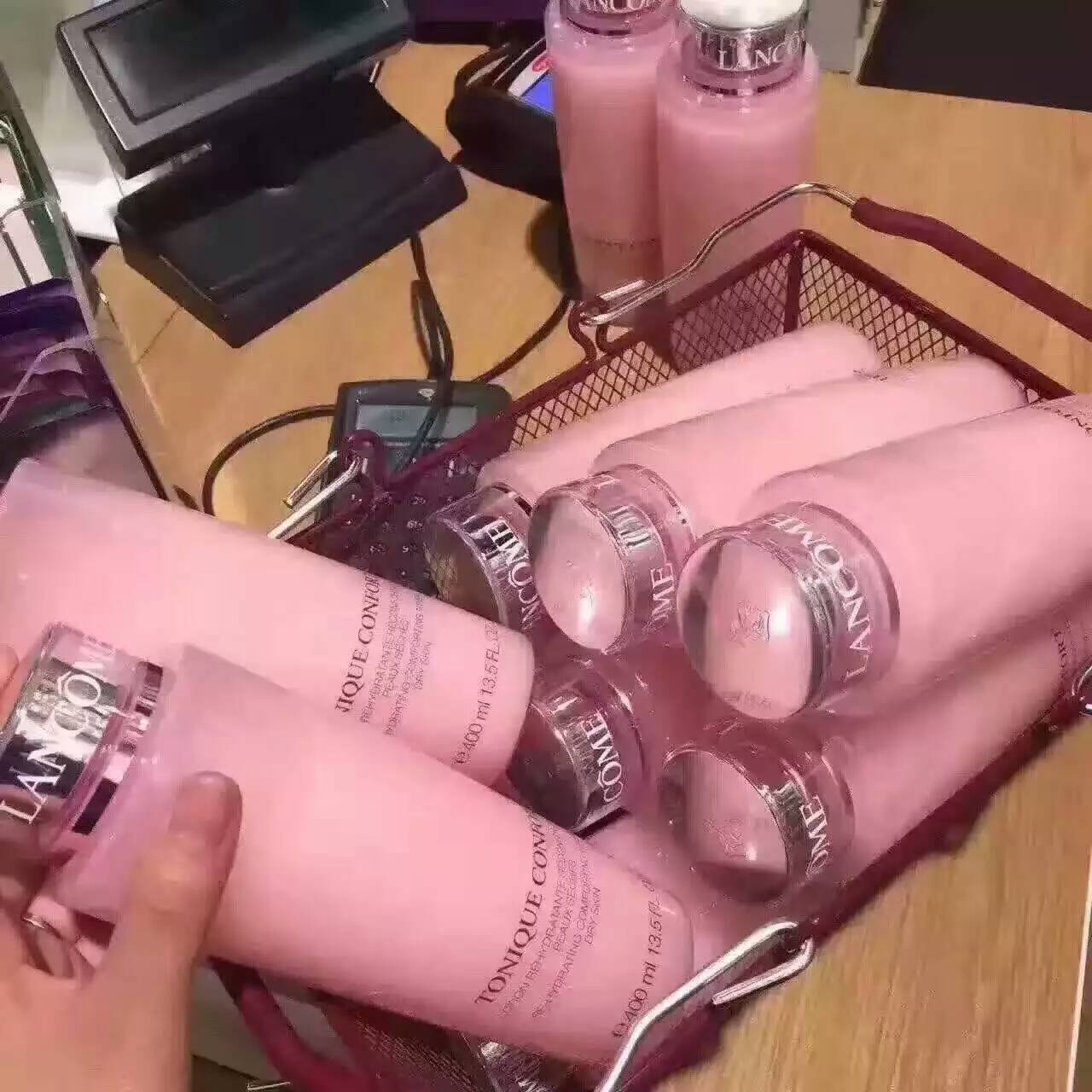 香港進口 蘭蔻粉水 玫瑰露清滢柔膚化妝水 柔膚水400ML 補水在類目 美容護膚/美體/精油, 化妝水/爽膚水中 - 來自Buy2taobao.com提供專業的淘寶代購服務