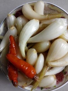 江西赣南特产农村自制酸，荞头藠头手工泡菜咸菜，酸菜坛咸酸荞头