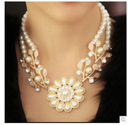韩国时尚奢华珍珠水钻花朵，短款锁骨链，项链女欧美大牌衣服配饰挂件