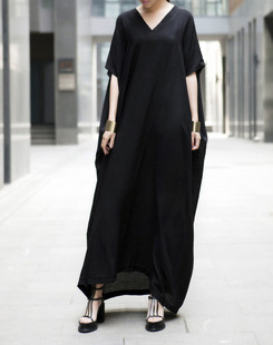 2024欧美街拍黑色袍子连衣裙夏原创设计文艺复古宽松显瘦棉绸长裙