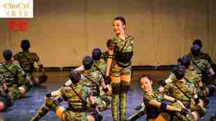 儿童兵娃娃舞台成人军装，迷彩演出服出发同行，军旅女兵舞蹈表演服装