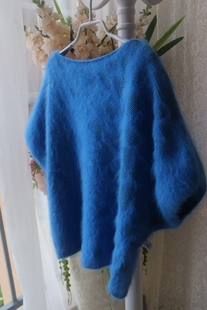 宝蓝色一字领大蝙蝠中袖毛绒绒，个性编织宽松套头，毛衣兔绒兔毛