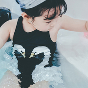 夏季女童游泳衣连体宝宝，可爱公主女孩，婴幼儿童荷叶边黑天鹅泳衣