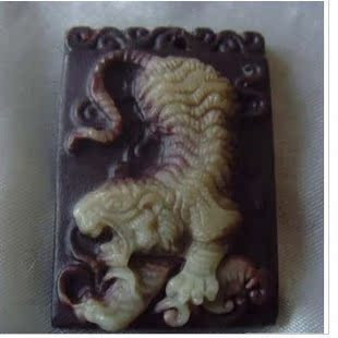 天然紫袍玉虎虎生威吊坠 属虎属猪者开运吉祥