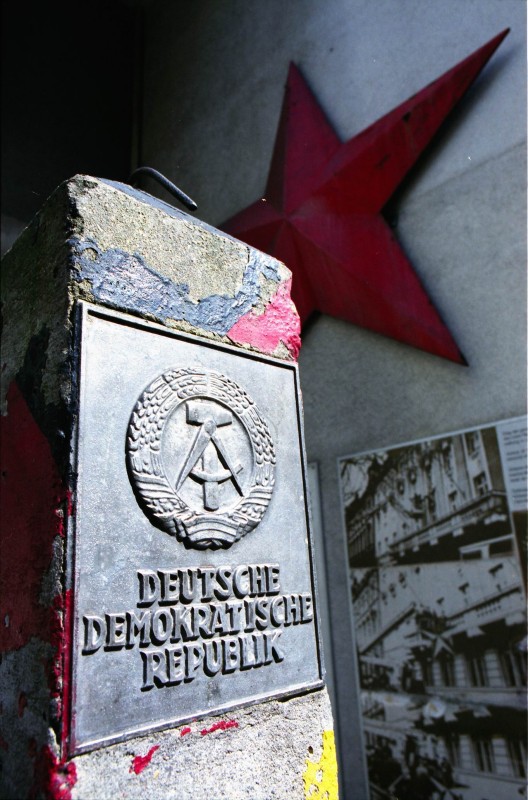 原品东西两德国境线界碑上的民主德国徽标志 
