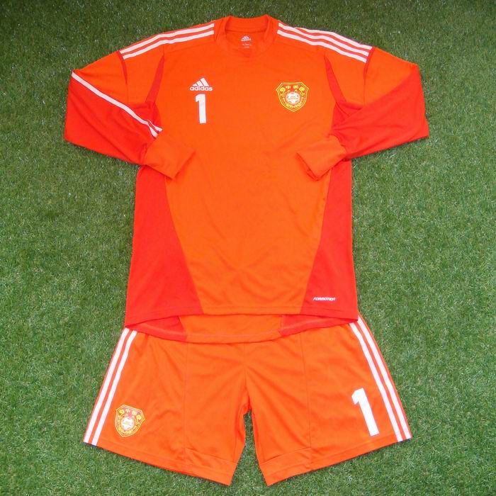 2013年中国队1号守门员曾诚落场门将长袖比赛