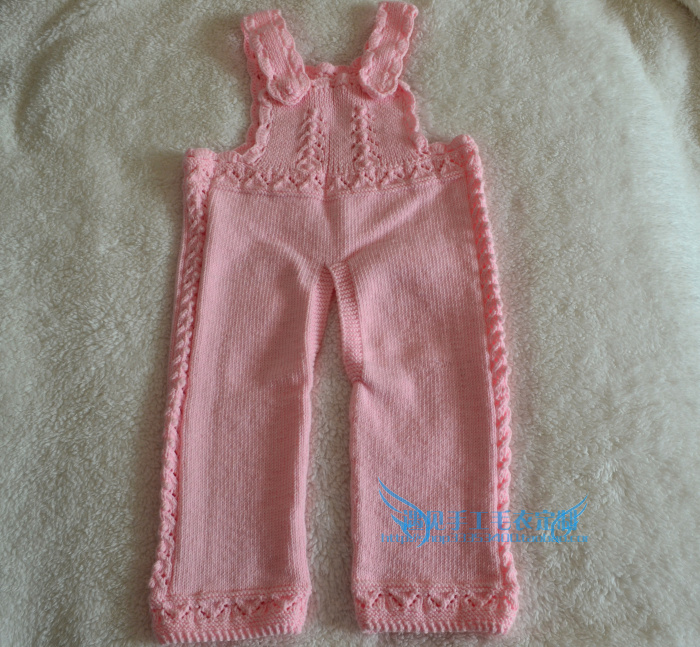 宝宝粉色手工编织公主背带裤 儿童毛线背带裤