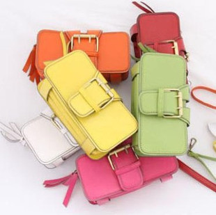 我有一个黑色的圆筒形笔袋,可是只有一层,所以