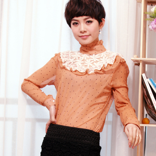 我有一件灰色的大V领针织衫,想找一件里面配的