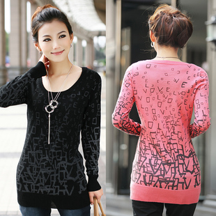 玫红色的中<em>长款</em>羽绒服<em>配什么</em>颜色的<em>毛衣</em>好看,