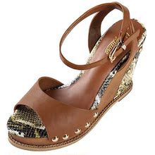 克摇滚风小牛皮铆钉坡跟休闲女凉鞋 通勤鞋 杨