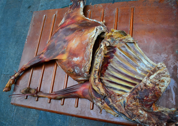 烟熏山羊腿 腊羊腿 腊羊肉 腊羊排 整只或剁成小块真空