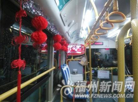 公交司机自掏腰包装扮车厢 与乘客分享春节温馨