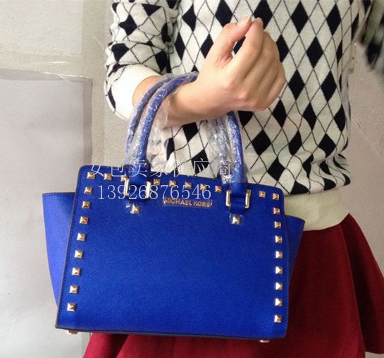 Сумка MK Майкл Kors Сельма m заклепки LV Тайга кожа ручной клади плечо перекинул сумки Сумка MK Майкл Kors Сельма m заклепки LV Тайга кожа ручной клади плечо перекинул сумки