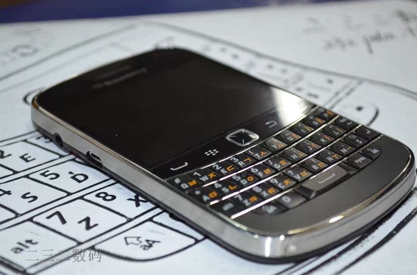 Мобильный телефон BlackBerry 9900 Мобильный телефон BlackBerry 9900