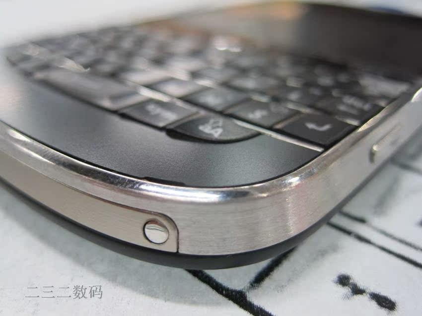 Мобильный телефон BlackBerry 9900 Мобильный телефон BlackBerry 9900