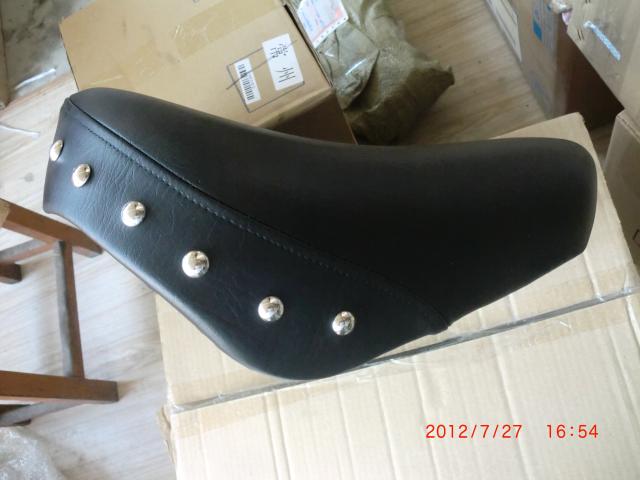 【豪爵铃木悦酷GZ150-A前坐垫总成】