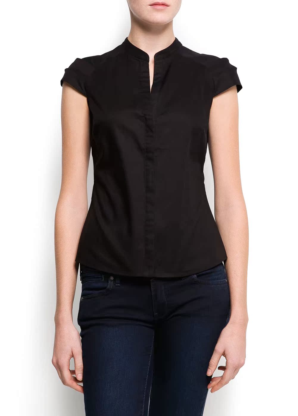 Черная блузка с коротким рукавом