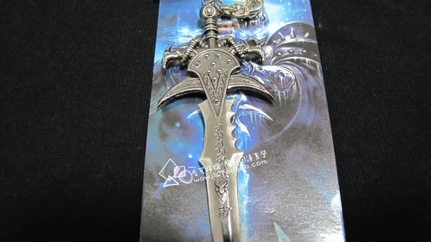 [Three Crown] Các sản phẩm ngoại vi của World of Warcraft WOW Frostmourne Knife Buckle World of Warcraft Key Chain - Game Nhân vật liên quan