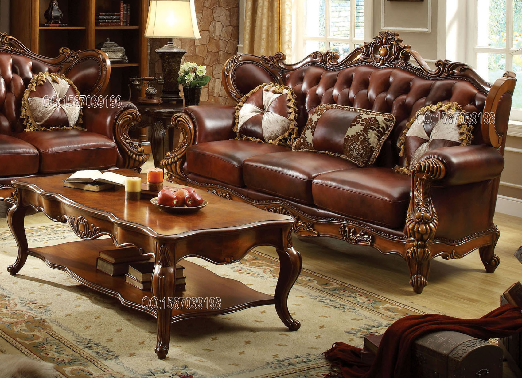 Кожаный диван в классическом стиле