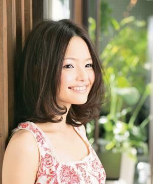 日系俏女生纹理烫发型图片丽中长发 百变造型