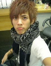 <em>理发师</em>也玩时尚看他的<em>帅气</em>自拍(1)