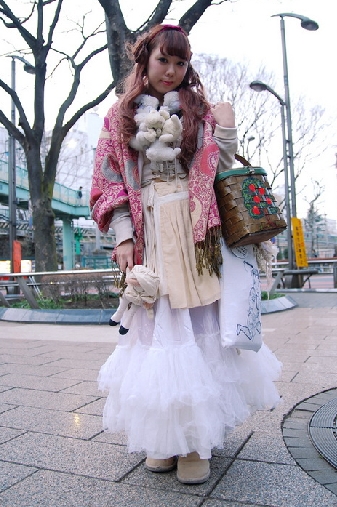 椭圆形脸<em>适合的发型</em>春日街拍帽子<em>发带</em>齐上阵_