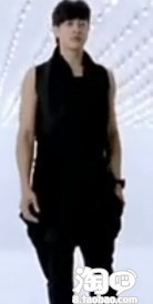 请问何润东在记得我爱过MV里面的那件黑色衣