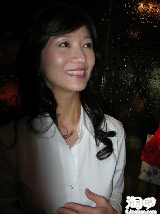 求购这款女式白衬衣!–淘宝服装服饰购物问答