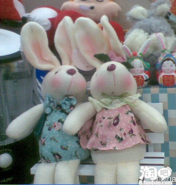 跪求购一样的兔子,两只小兔子,坐在白色的小凳