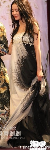 求购步步惊心见面会刘诗诗穿的黑白相间的吊带