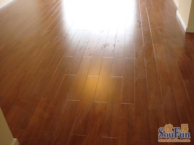 深色地板配白色踢脚线和白色门