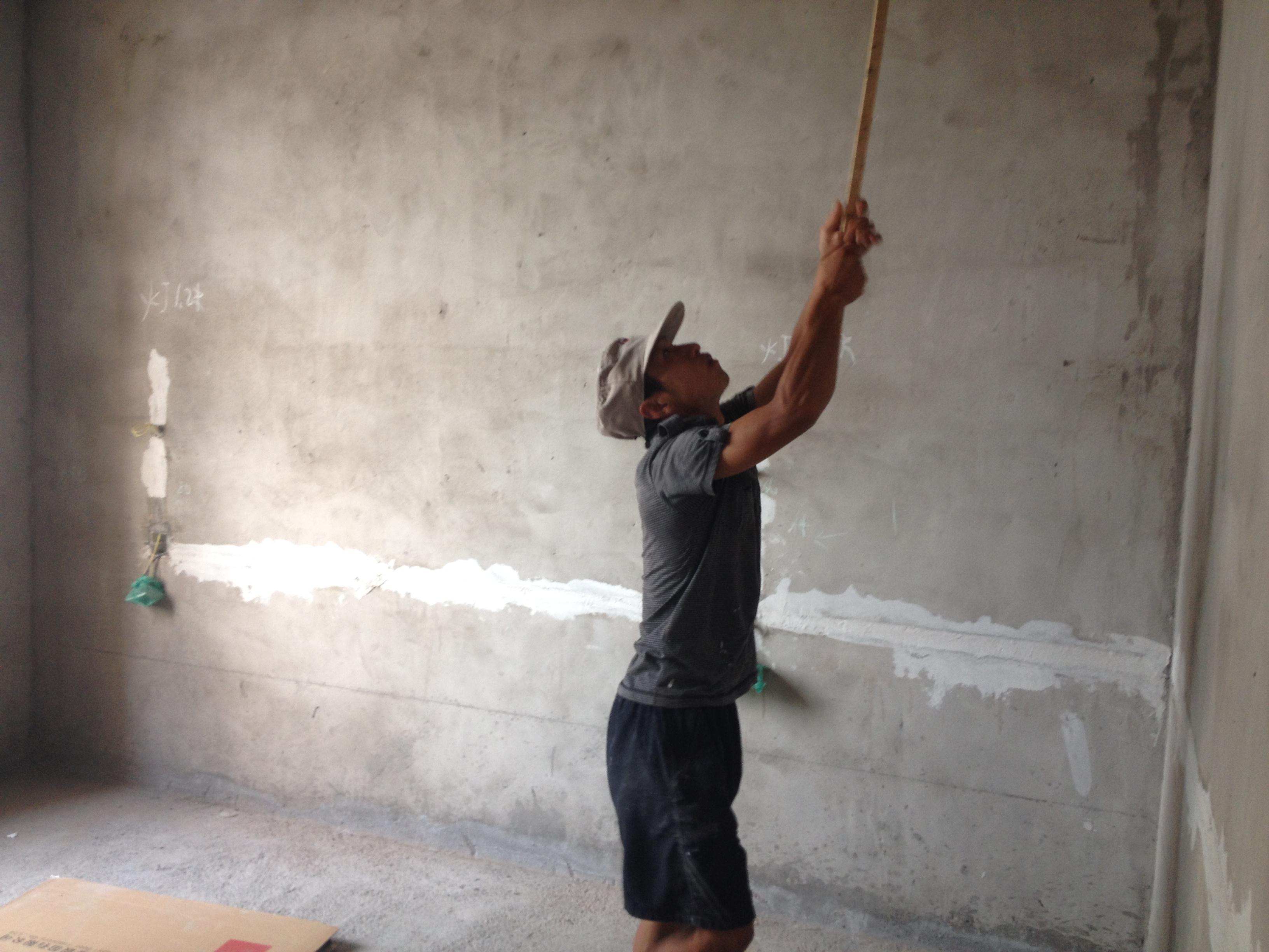 另找工人开始刷白墙