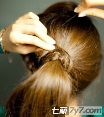 夏日2款简单长发盘发图解 打造时尚盘发新流行