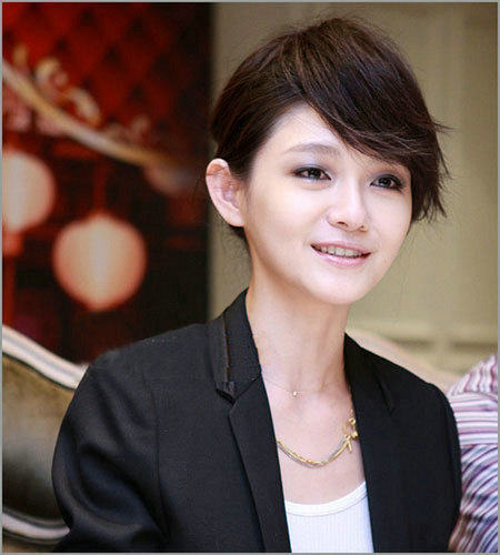 大S短发女生秋装搭配桃花<em>发型秀</em>不停勾引<em>男人</em>