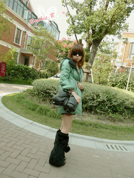 <em>喇叭袖开衫</em>+流苏围巾+长靴 笨笨粉猪靓搭_姜0